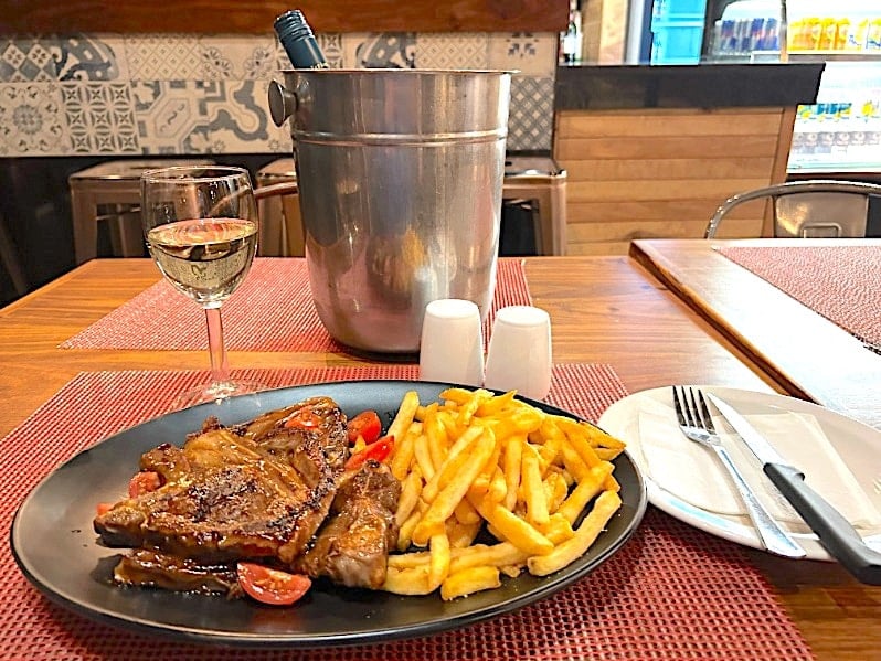 Lamb chops and fries at Signature Lux restaurant © Elsa Dixon