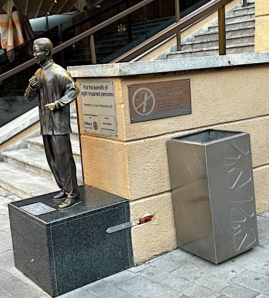 Replica Statue of Nelson Mandela, Nelson Mandela Square, Sandton, Johannesburg © Elsa Dixon