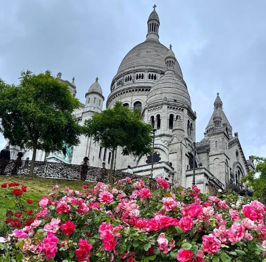 Sacre Couer with pink flowers © Scott Kendall