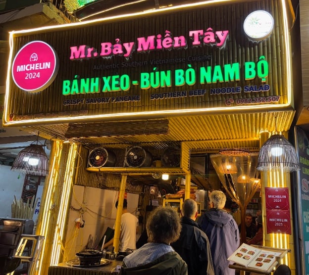 Michelin-starred Mr. Bay Mien Tay pancake restaurant © Scott Kendall