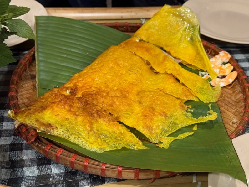 Michelin-starred Mr. Bay Mien Tay pancake © Scott Kendall