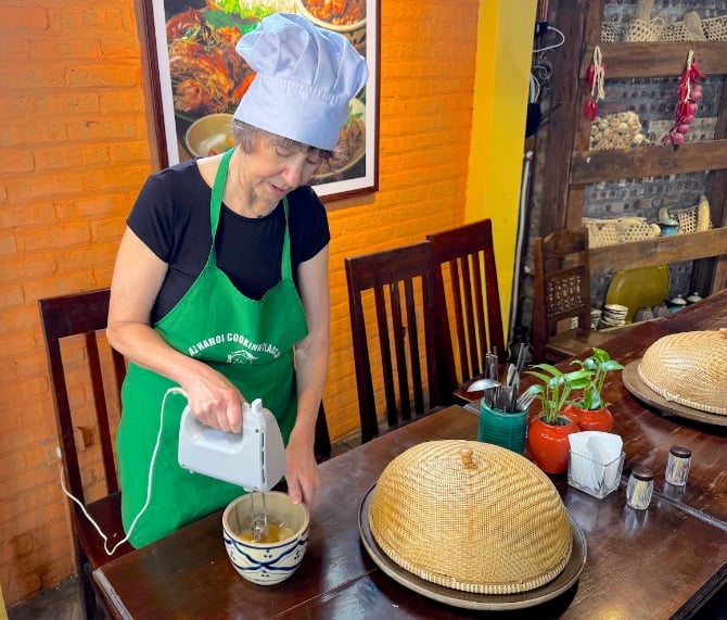 Cooking class – Julie whipping topping for Egg Coffee © Scott Kendall