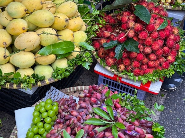 Farmer's Market fruits © Scott Kendall