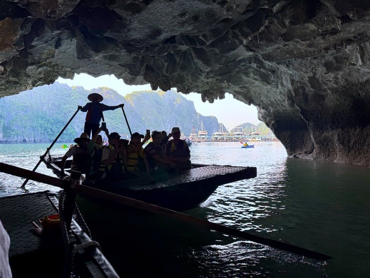 Halong Bay bamboo boats through caves © Scott Kendall 