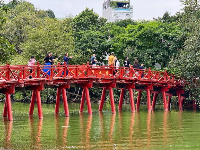 Huc bridge on Hoan Kiem Lake to Ngoc Son Temple © Scott Kendall 