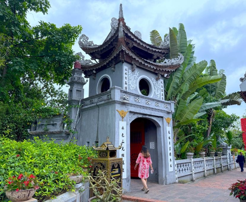 Ngoc Son Temple on Hoan Kiem Lake © Scott Kendall 