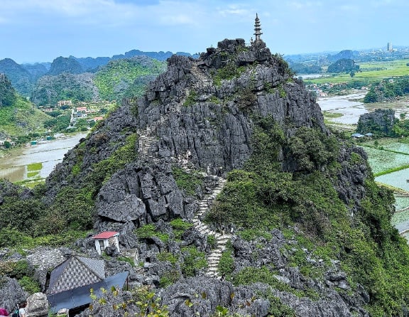 Hang Mua in Ninh Binh – steps to pagoda © Scott Kendall