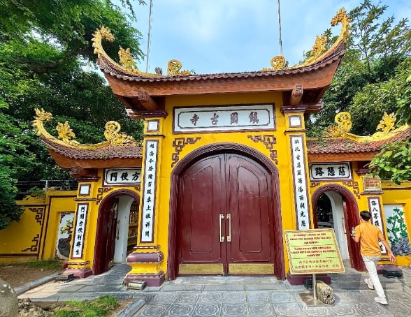Tran Quoc Pagoda entrance © Scott Kendall