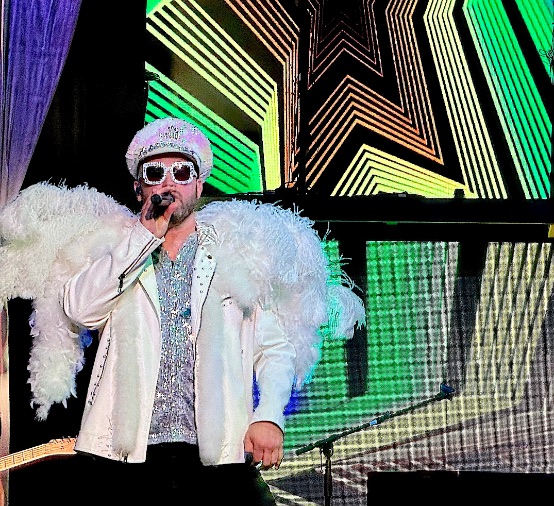 Piano Man Kyle Martin as Elton John © Scott Kendall