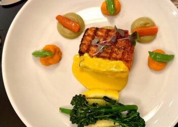 Parchetto Bistro salmon and fresh veggies © Scott Kendall