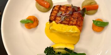 Parchetto Bistro salmon and fresh veggies © Scott Kendall