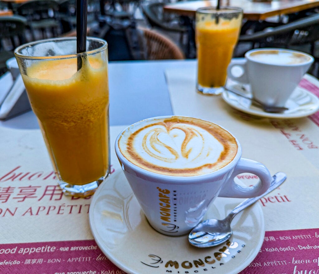 Coffee and fruit juice are a good way to refresh after a day in the sun © Mary Charlebois