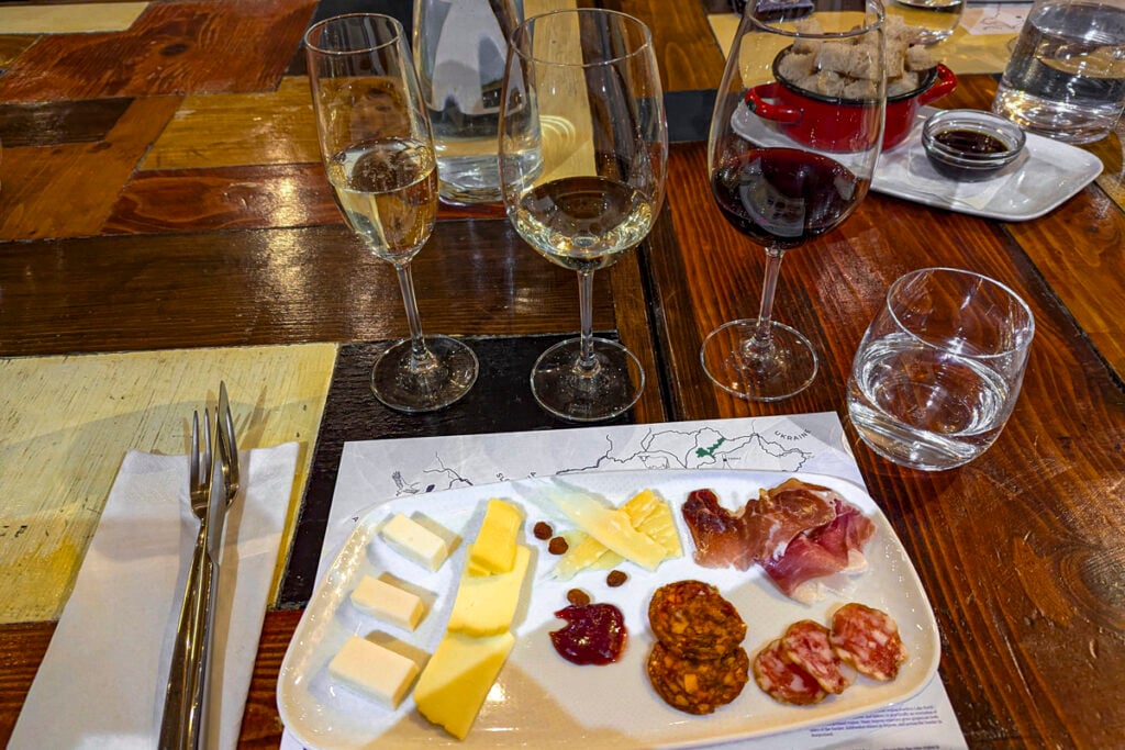 Taste Hungary - Wine tasting with charcuterie © Mary Charlebois