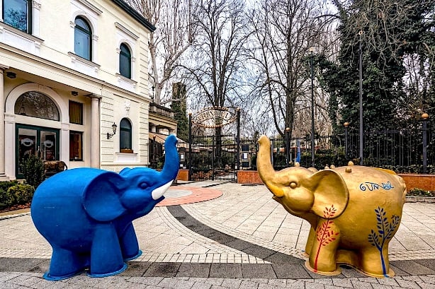 Two Gundel elephants welcome you to the restaurant © Mary Charlebois