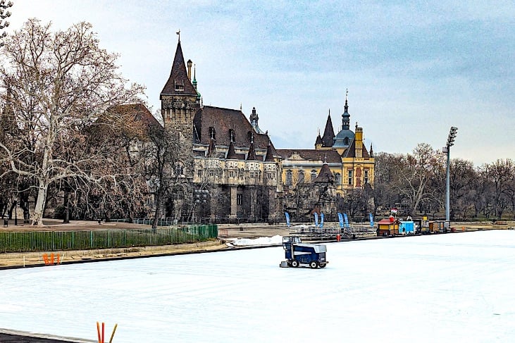 Grooming the ice for a skating session © Mary Charlebois