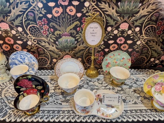 Crown & Thistle China and flowered wallpaper © Scott Kendall